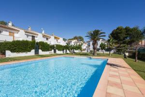 una piscina frente a una casa en Villariviera Teresa, en Casas Devesa