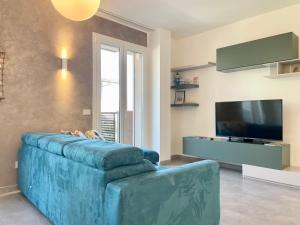 Televisyen dan/atau pusat hiburan di Bilocale con terrazzo e garage – Casa Ondina