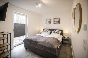 ノルトホルンにあるFerienwohnung Casa Mila - Nordhornの大きなベッドと窓のある寝室