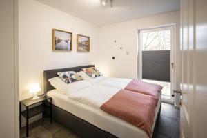 ノルトホルンにあるFerienwohnung Casa Mila - Nordhornの窓のある大きなベッドのある寝室 +37枚の写真