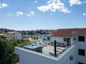 Bazén v ubytovaní Villa Rozana - Beachfront Wellness Retreat alebo v jeho blízkosti