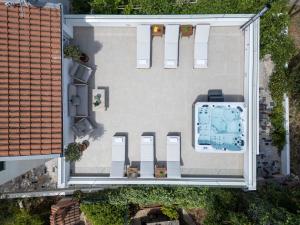 Bazén v ubytovaní Villa Rozana - Beachfront Wellness Retreat alebo v jeho blízkosti