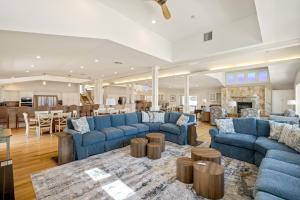 een woonkamer met blauwe banken en een eetkamer bij SNH345 Take It to the Limit in Nags Head