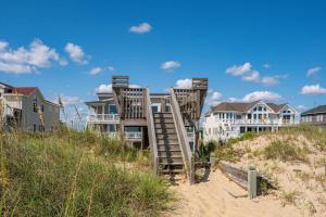 een strandwachtstoel op het zand voor de huizen bij SNH345 Take It to the Limit in Nags Head