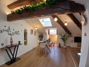 Un comedor con una mesa y sillas en una habitación. en Dolce sogno appartment, en Turín