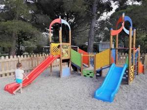 Ο χώρος παιχνιδιού για παιδιά στο Camping 3 étoiles - Piscine - cca0gbf