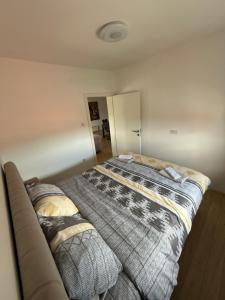 Łóżko lub łóżka w pokoju w obiekcie Brasic Apartman