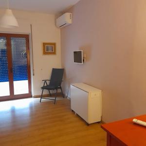 a room with a desk and a chair and a television at La Casa di Raffa in Agropoli