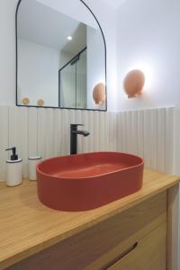 a red bath tub on a wooden counter in a bathroom at Superbe appartement haut de gamme 4 personnes en Front de mer in Plérin +49 photos