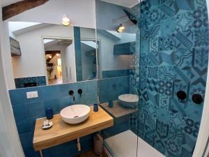 un baño con lavabo y espejo en Dolce sogno appartment, en Turín 26 fotos más