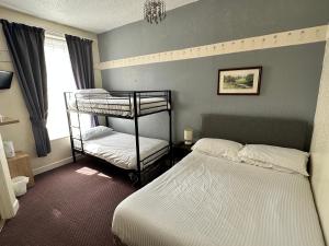 Postel nebo postele na pokoji v ubytování Alondra Hotel