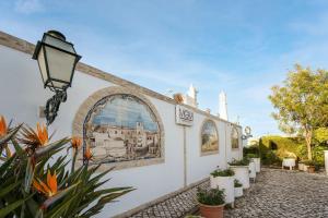 a building with a mural on the side of it at Muthu Balaia Sol in Albufeira