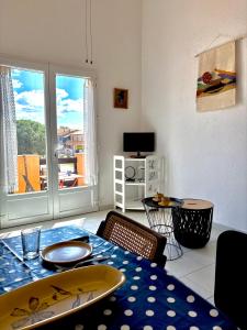 une salle à manger avec une table et une vue sur une chambre dans l'établissement Superbe studio à proximité plage te commerce 2GOEL27, au Barcarès 15 autres photos