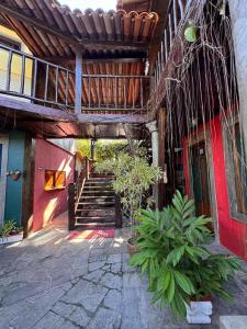 a building with stairs and plants in front of it at Vila Pequeá Ilhabela in Ilhabela