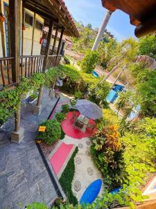 an overhead view of a patio with an umbrella at Vila Pequeá Ilhabela in Ilhabela