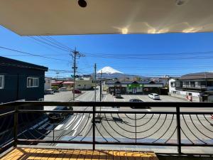 Üldine mäevaade või majutusasutusest PLEO 圧巻の富士山ビュー バルコニーあり モダンで綺麗な宿を貸し切り Max4名 pildistatud vaade