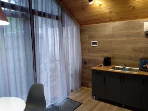 eine Küche mit Spüle und großem Fenster in der Unterkunft BarnWay in Bischkek