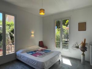 滨海博利厄Villa vue mer Beaulieu的带窗户的房间里有一张床的卧室
