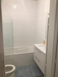 Ένα μπάνιο στο Bel Appartement T2