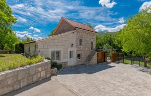 Una pequeña casa de piedra con una entrada de ladrillo en Villa Veronika - Makarska by Villas Guide, en Skako