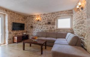 una sala de estar con un sofá y una mesa en Villa Veronika - Makarska by Villas Guide, en Skako