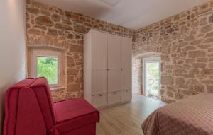 Un dormitorio con una silla roja y un armario. en Villa Veronika - Makarska by Villas Guide, en Skako 21 fotos más