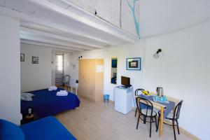 a room with a bed and a table with chairs at Residence Le 4 Stagioni in Menfi