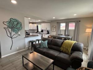 Awesome Two Bedroom Family Upper Unit in Denver في دنفر: غرفة معيشة مع أريكة ومطبخ +22 صورة