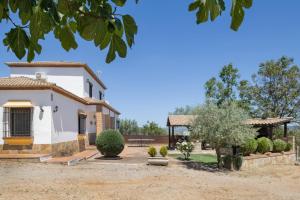 a villa with a view of the garden at La Pedrosa in La Cimada