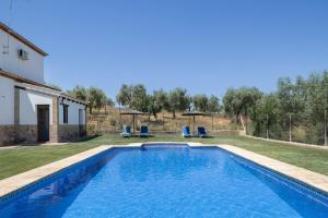 a swimming pool in the yard of a villa at La Pedrosa in La Cimada
