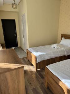 Postel nebo postele na pokoji v ubytování Vardzia Royal