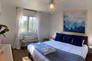 Ένα ή περισσότερα κρεβάτια σε δωμάτιο στο Happy Lake Chalet +30 φωτογραφίες