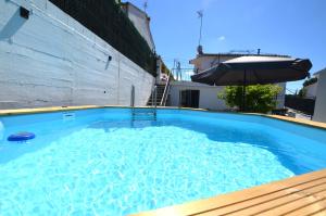 Bazén v ubytování Apartament Gina a 3 kms d Lloret de mar nebo v jeho okolí