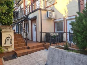 una casa con una escalera que conduce a la puerta principal en Fantastic Belgrade Nights, en Belgrado