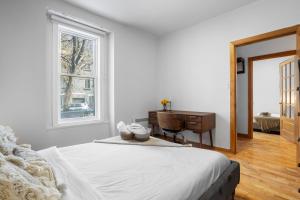 Postel nebo postele na pokoji v ubytování Magnificent 4BR in Downtown Mont-Royal