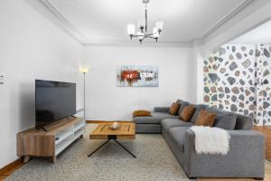 TV a/nebo společenská místnost v ubytování Magnificent 4BR in Downtown Mont-Royal