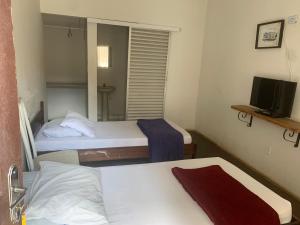 Katil atau katil-katil dalam bilik di Hotel economic eldorado Sorocaba +22 gambar