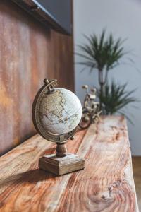 a globe sitting on top of a wooden table at Ogrodowy Zakątek in Łebcz
