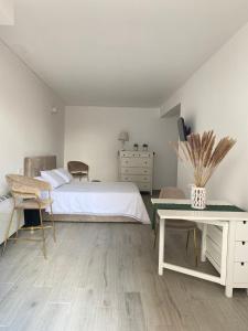 Postel nebo postele na pokoji v ubytování Monolocale moderno