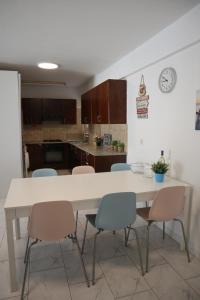 Η κουζίνα ή μικρή κουζίνα στο Martin 2 bed Apartment +1 φωτογραφίες