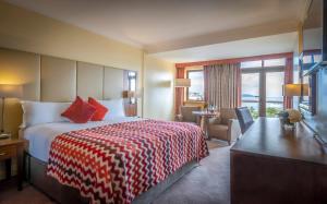 Postel nebo postele na pokoji v ubytování Royal Marine Hotel