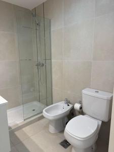 Ένα μπάνιο στο Departamento de un dormitorio -GARDEN INN 13 +3 φωτογραφίες