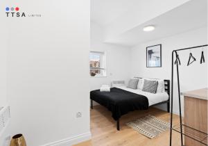 Postel nebo postele na pokoji v ubytování Bright Studio with En-suite & Kitchenette A4 - Norwood Junction