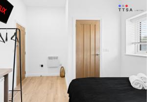Postel nebo postele na pokoji v ubytování Bright Studio with En-suite & Kitchenette A4 - Norwood Junction