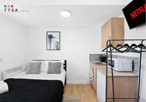 Postel nebo postele na pokoji v ubytování Bright Studio with En-suite & Kitchenette A4 - Norwood Junction