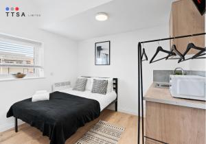 Postel nebo postele na pokoji v ubytování Bright Studio with En-suite & Kitchenette A4 - Norwood Junction
