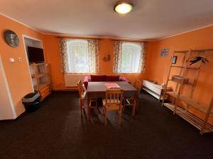 TV a/nebo společenská místnost v ubytování Apartmány Forest
