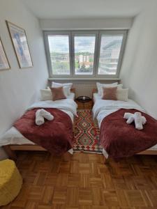 Postel nebo postele na pokoji v ubytování Matchbox Apartment Sarajevo