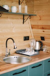 Kuchyň nebo kuchyňský kout v ubytování Kakhshiani Mestia Cottages