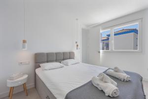 Un dormitorio con una cama con toallas. en Villa Habana, en Poblado de Sancti Petri 31 fotos más